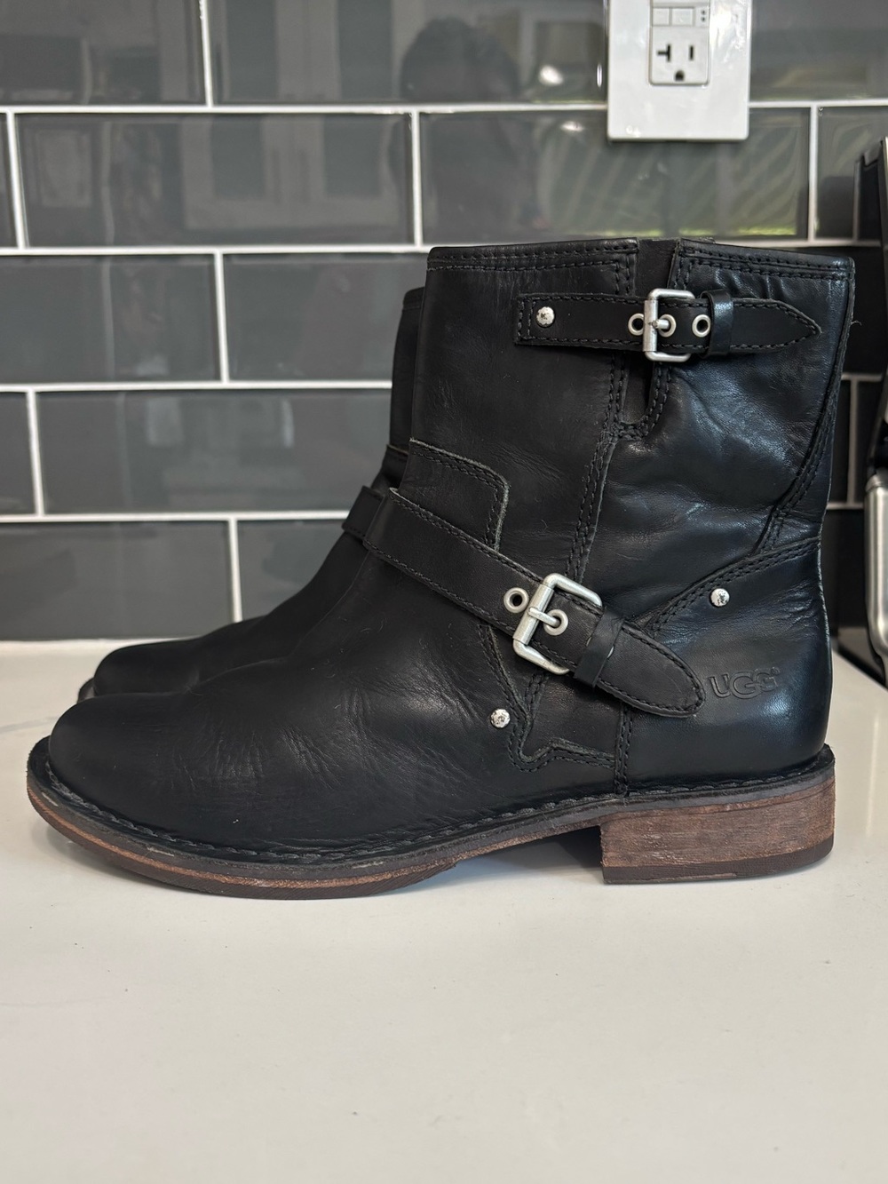 UGG Fabrizia Black Leather Buckled Ankle Booties Shearling Lined Size 8